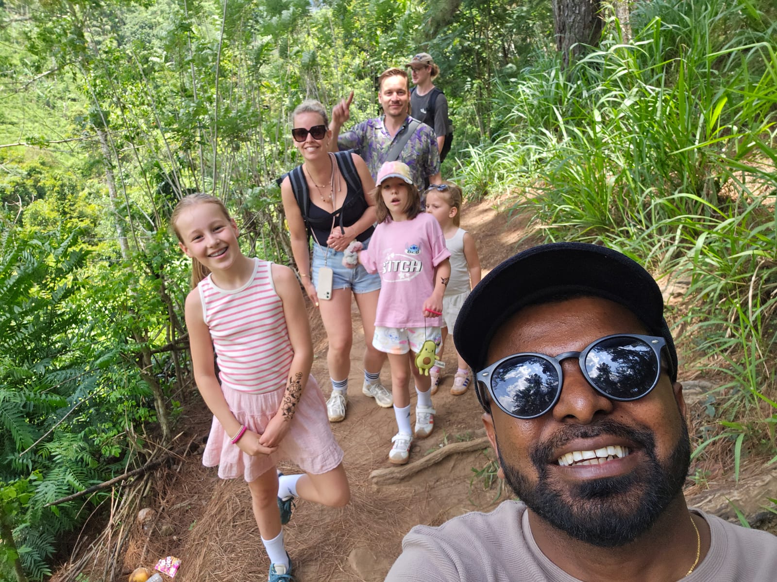 Trekking the jungle trail above Ella