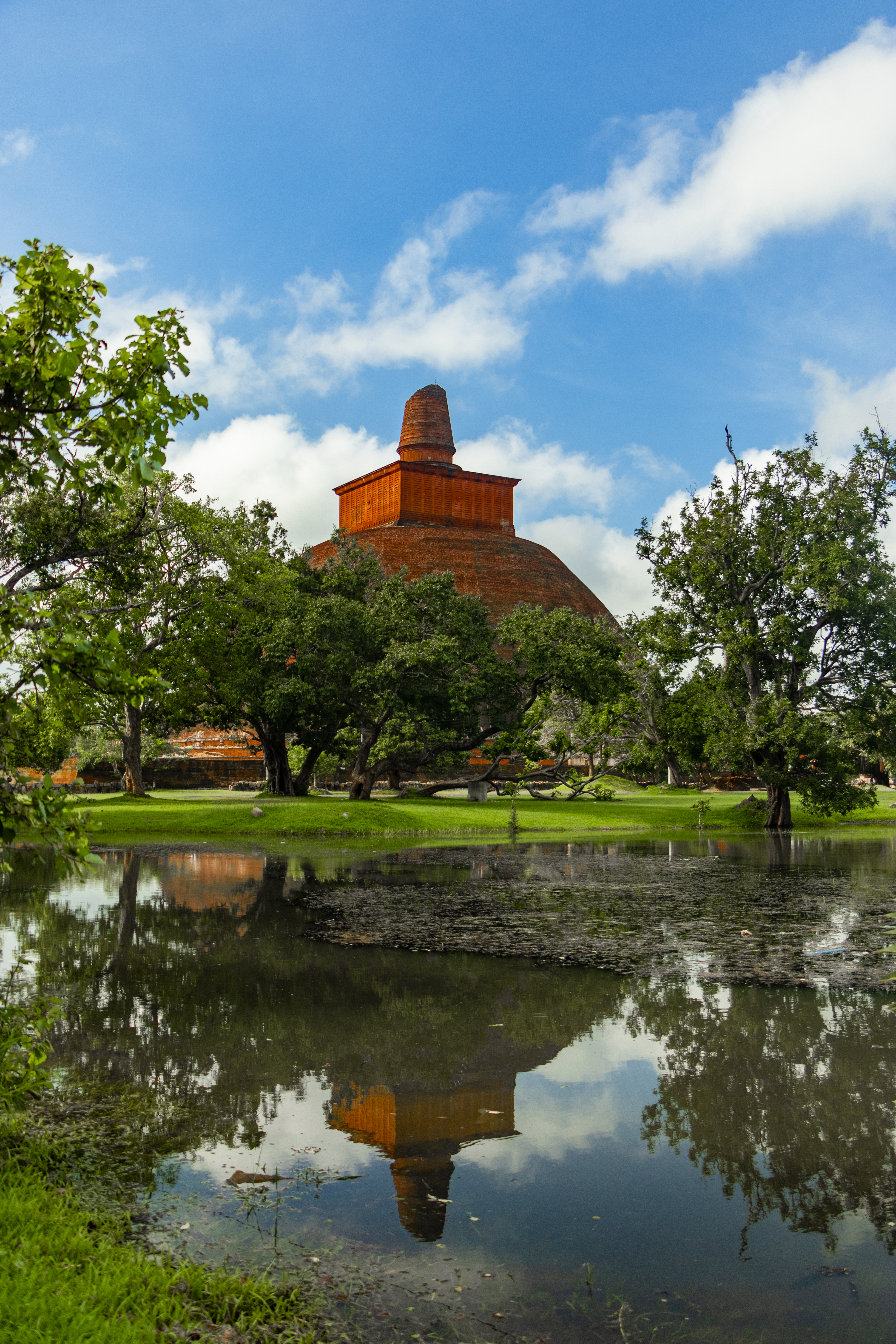 Jethawanaramaya stupa towering over the surrounding ruins
