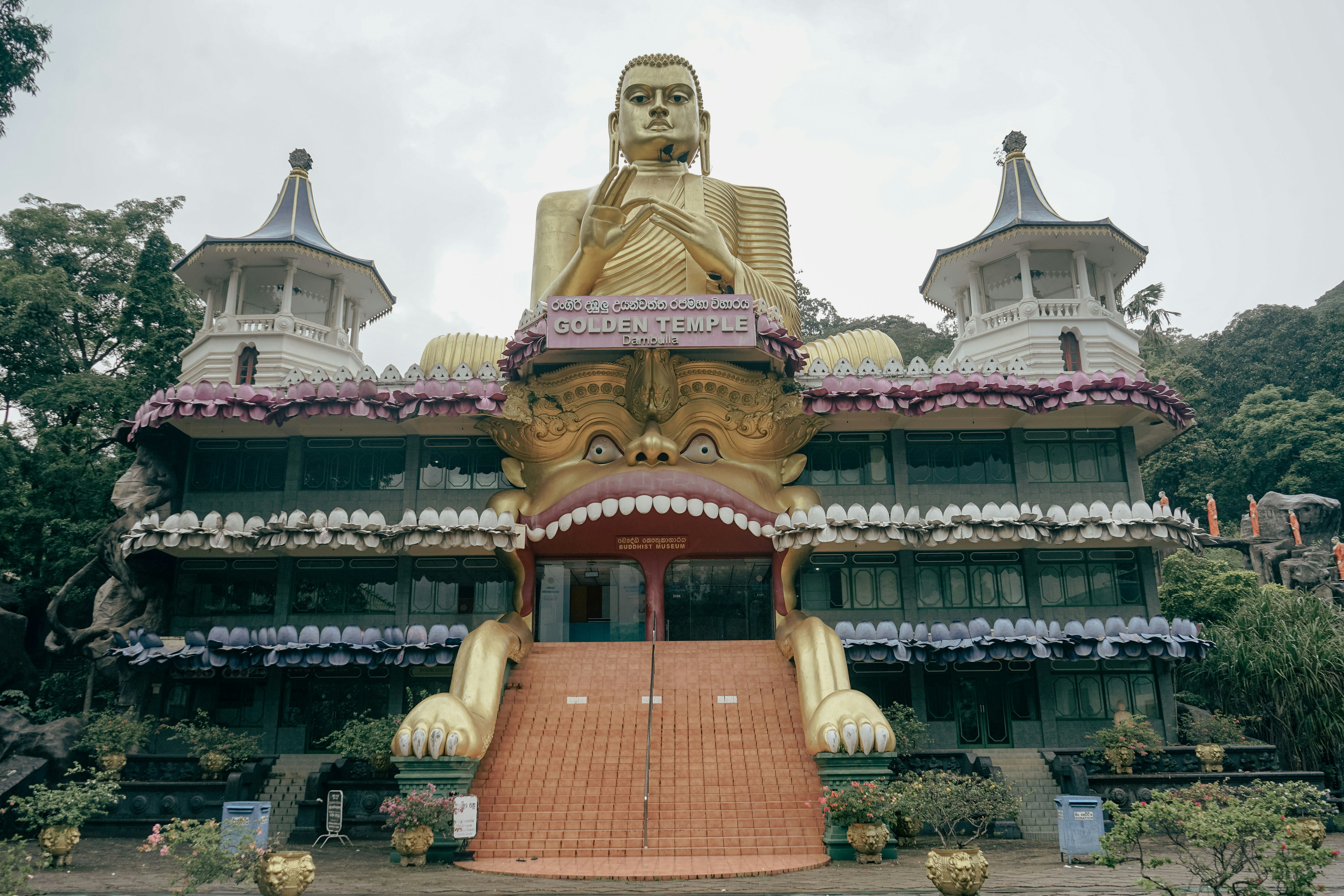 Giant golden Buddha at Dambulla